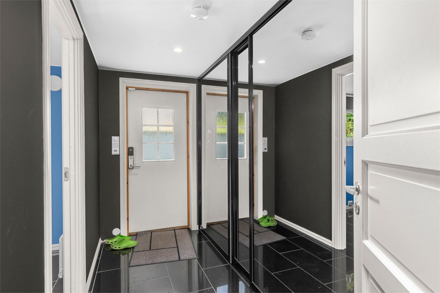 Underetasjen har to ekstra entréer, denne på 4,5 kvm med praktisk, plassbygd skyvedørsgarderobe. 