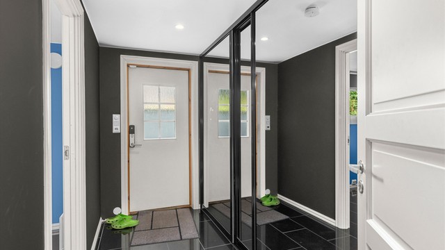 Underetasjen har to ekstra entréer, denne på 4,5 kvm med praktisk, plassbygd skyvedørsgarderobe.