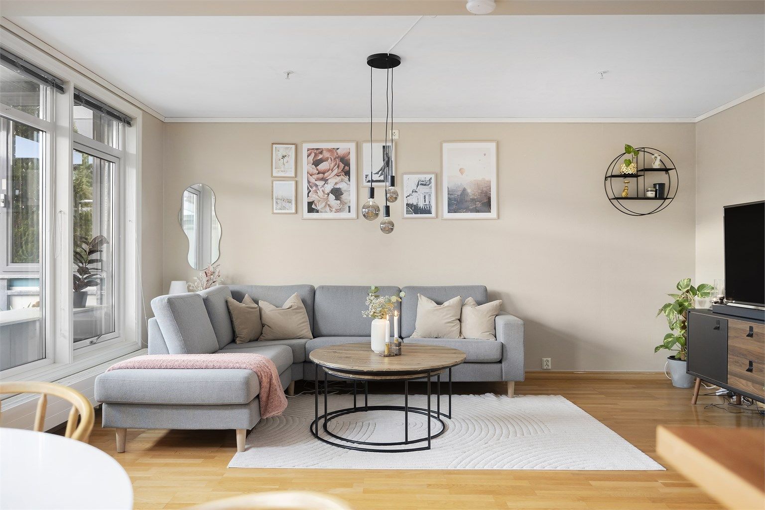 Stuedelen er trivelig innredet med sofa, tilhørende bord og tv-møblement. Leiligheten er tilknyttet fjernvarme, via radiatorer