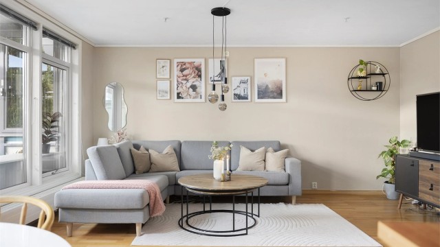 Stuedelen er trivelig innredet med sofa, tilhørende bord og tv-møblement. Leiligheten er tilknyttet fjernvarme, via radiatorer