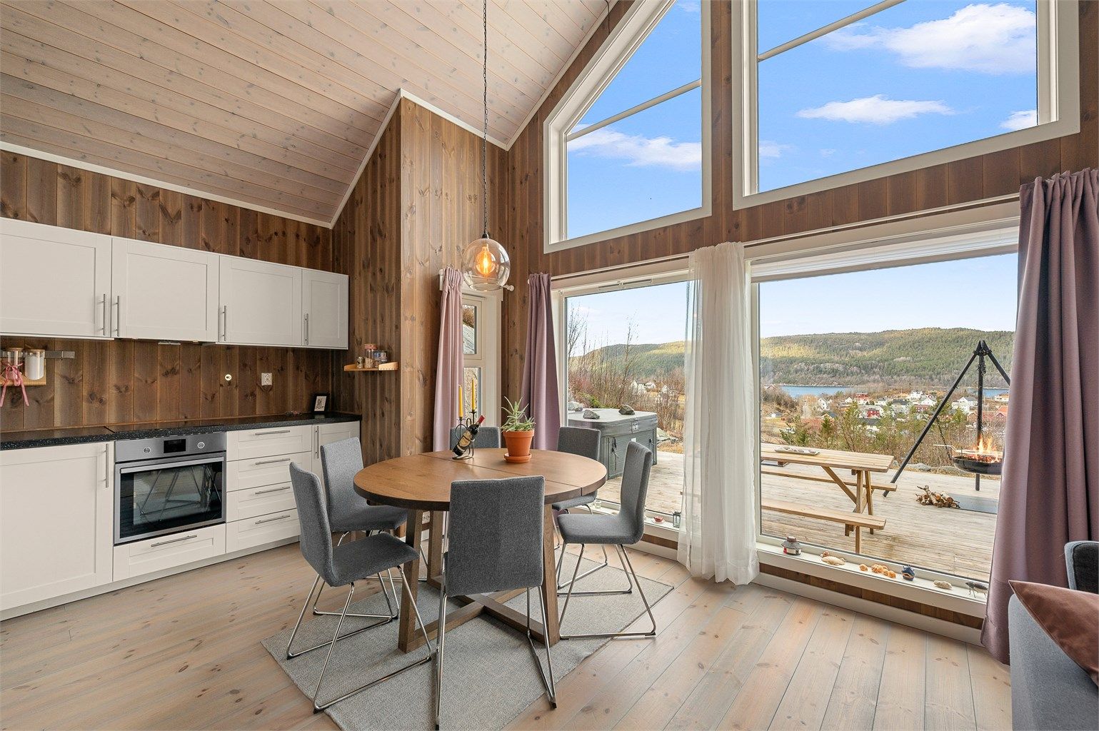 God plass til sittegruppe og sosiale soner – perfekt for hyggelige kvelder med familie og venner.