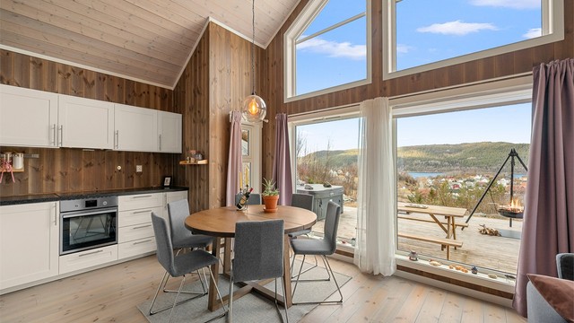 God plass til sittegruppe og sosiale soner – perfekt for hyggelige kvelder med familie og venner.