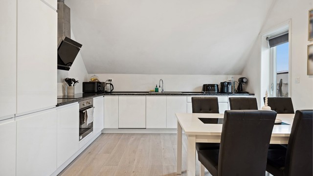 Det er god plass til spisebord på kjøkkenet. Utgang til balkong