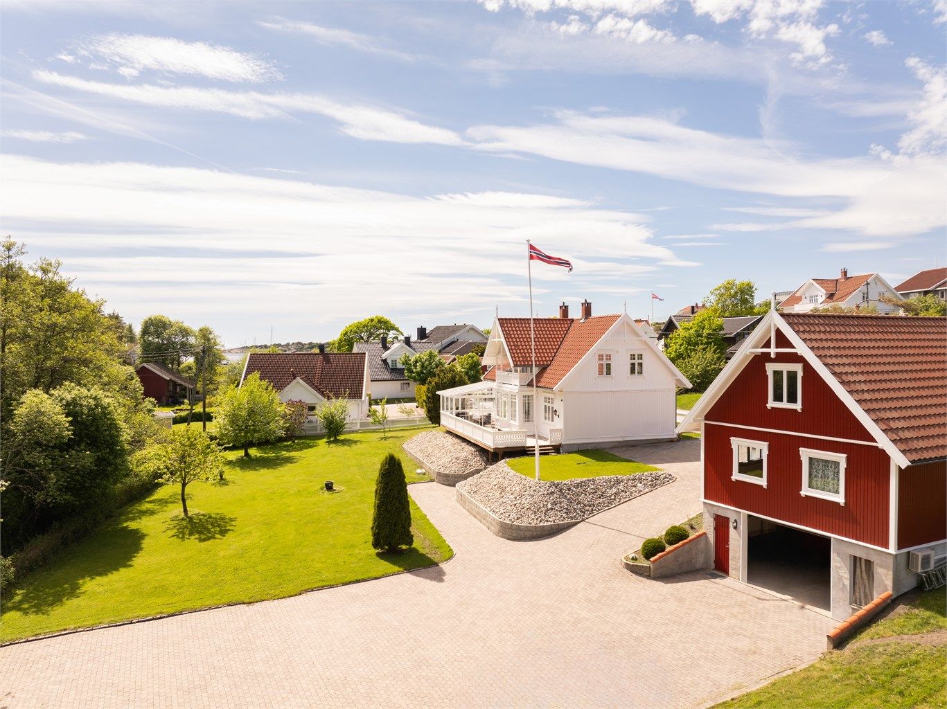 Eiendommen er foredlet over tid og har i dag mange kvaliteter, deriblant en sjeldent stor garasje. Boligen er renovert og utearealene påkostet. Fotograf; Kristoffer Kristiansen.