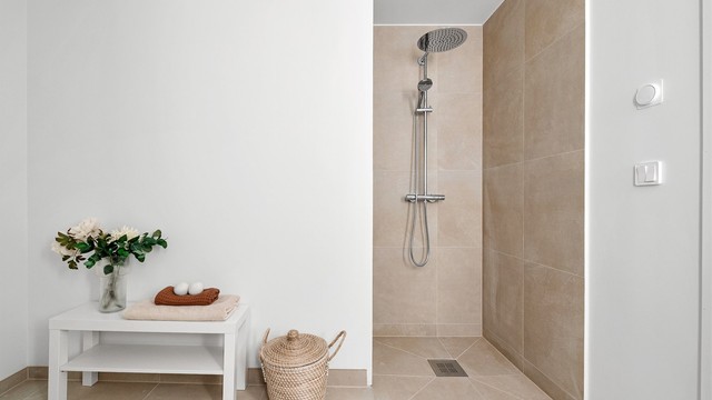 Flislagt dusjnisje også på det andre badet.