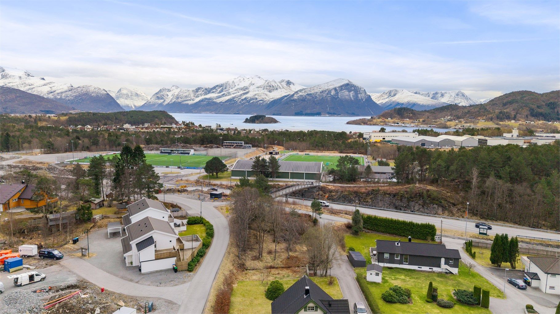 Med gangavstand til Blindheim ungdomsskole og kort vei til flere barnehager, er dette et ideelt nabolag for barnefamilier.