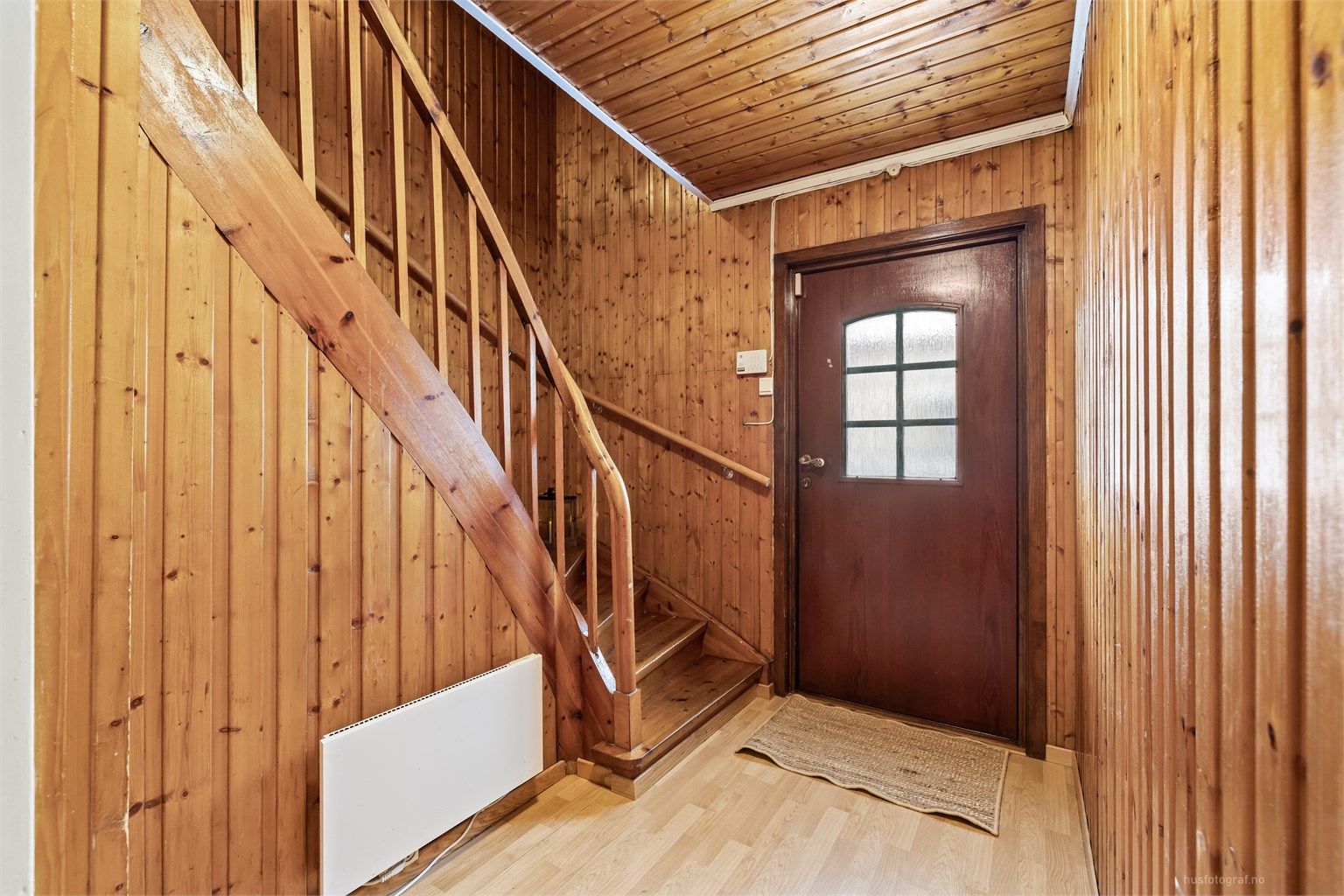 Innvendig trapp i trekonstruksjon binder boligens tre plan sammen.