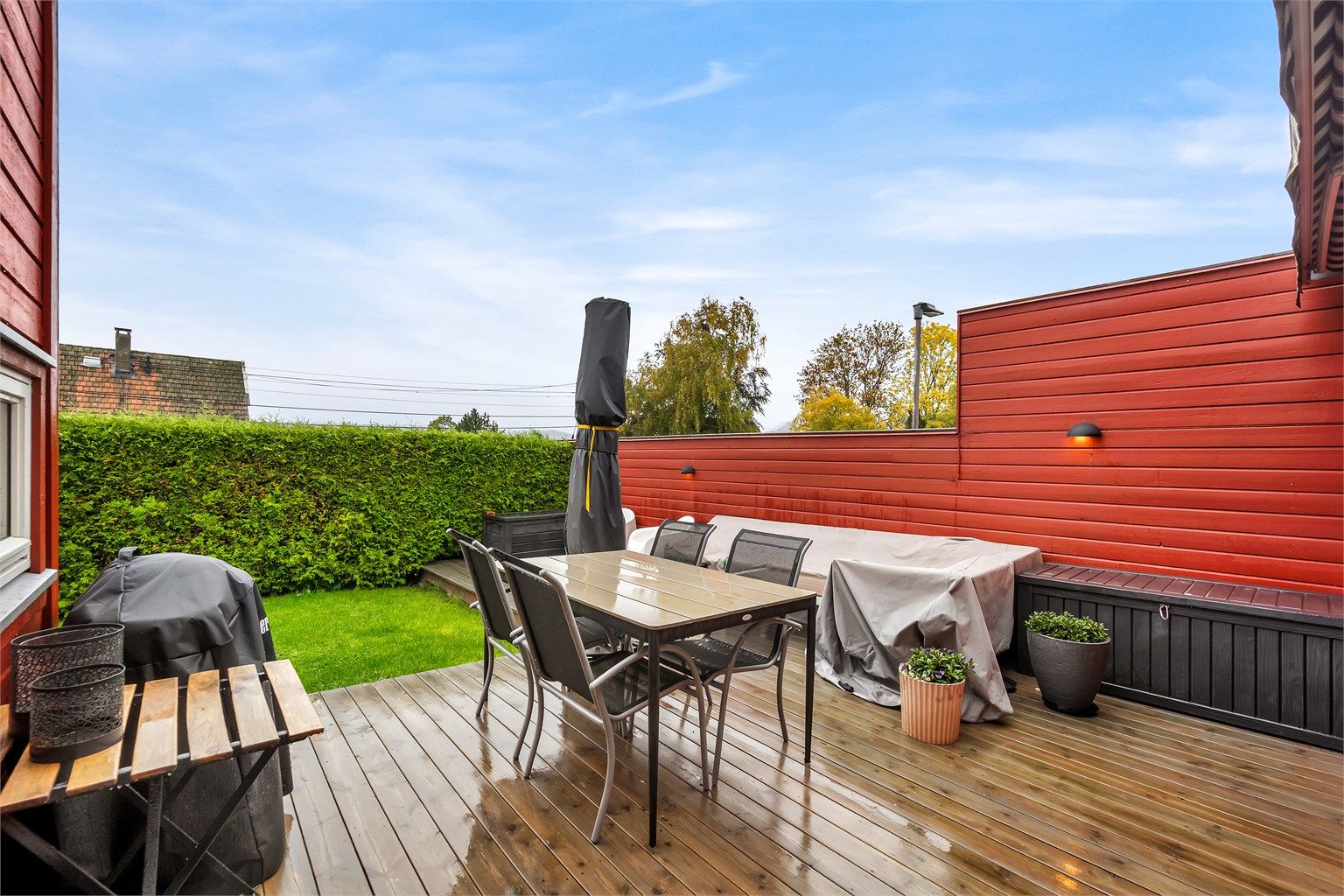Her er det rikelig med plass til både loungemøbler, spisegruppe og grill, en herlig uteplass for sene sommerkvelder.