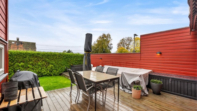 Her er det rikelig med plass til både loungemøbler, spisegruppe og grill, en herlig uteplass for sene sommerkvelder.