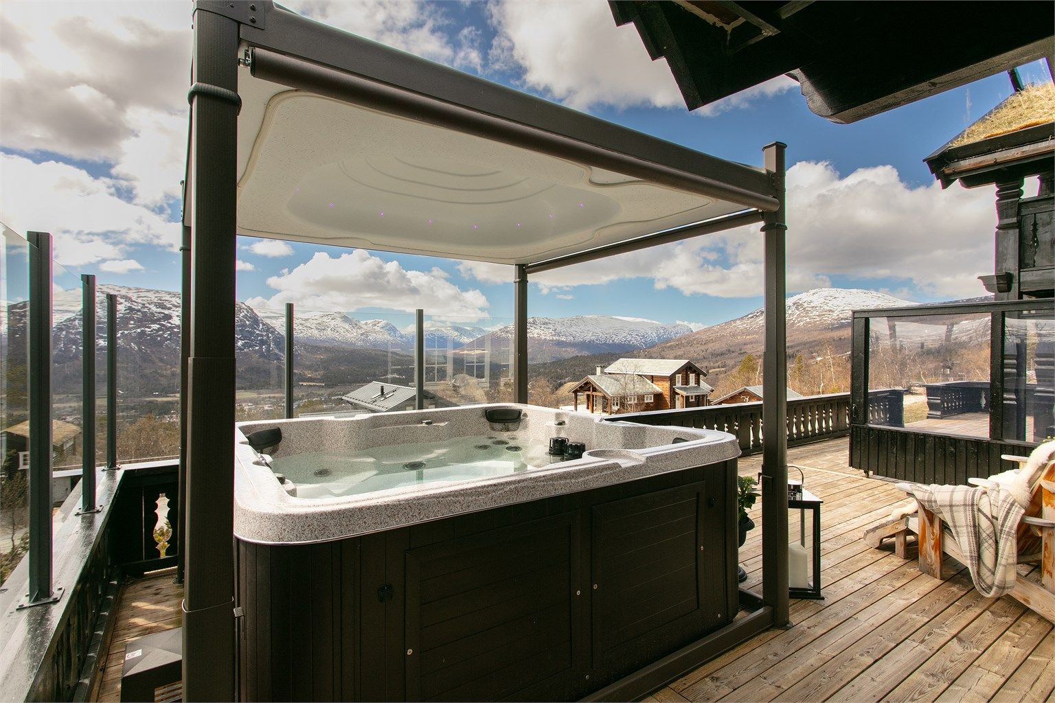 Fra boblebadet kan man nyte utsikten over fjellene, skjermet for vær og vind.