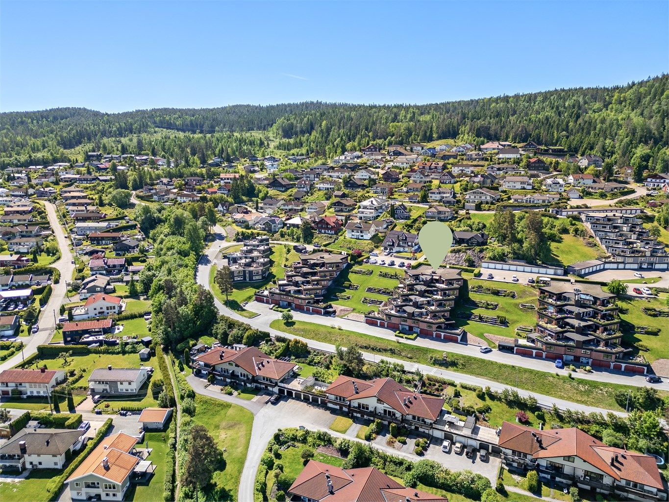 Eiendommen har en attraktiv beliggenhet i et veletablert, stille og rolig boligstrøk.
