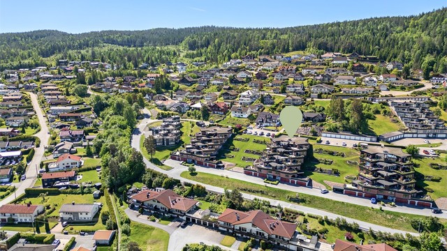 Eiendommen har en attraktiv beliggenhet i et veletablert, stille og rolig boligstrøk.