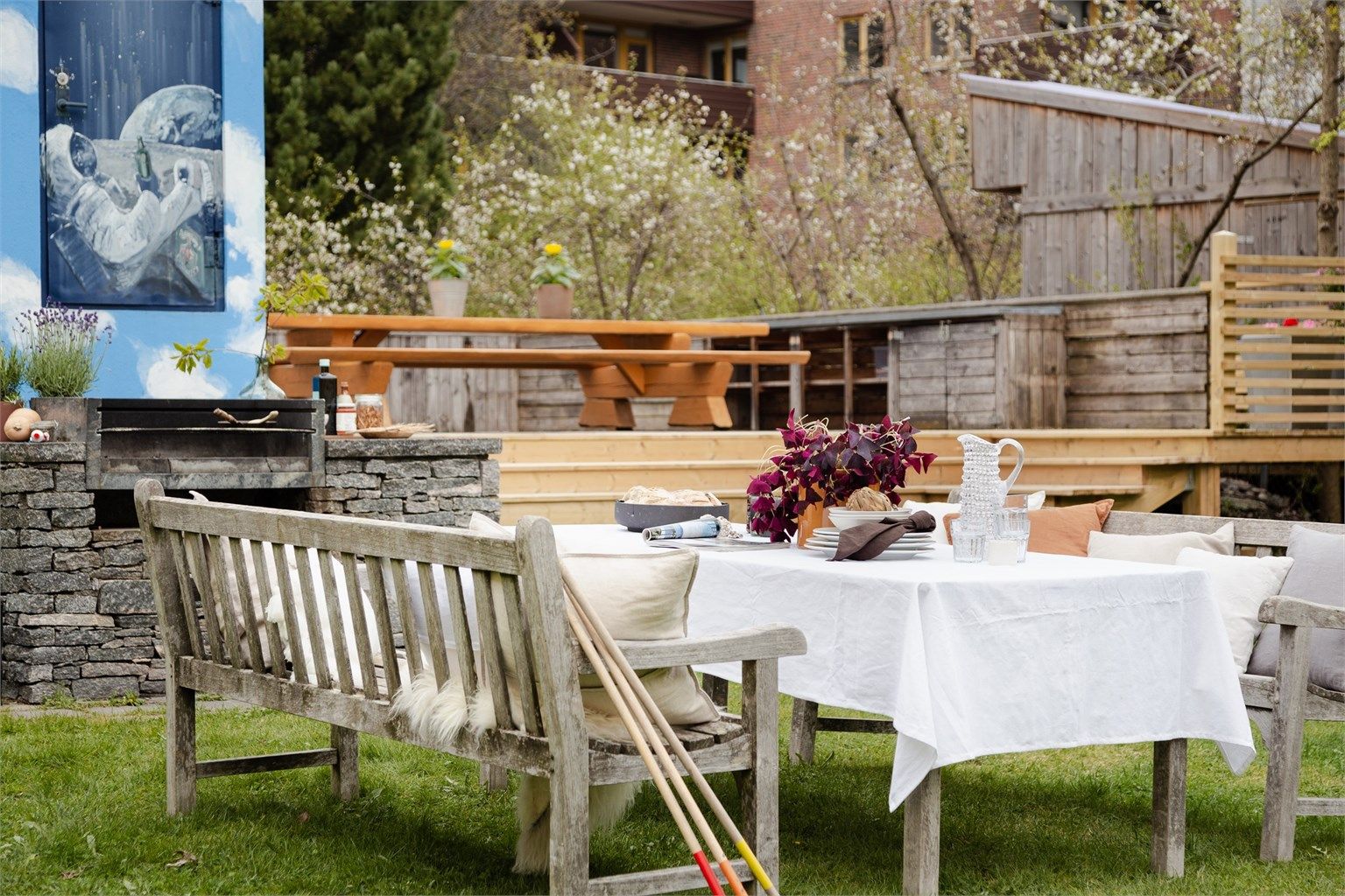 Borettslaget har en idyllisk, stor og lukket hage med utekjøkken, kino, grill, solsenger og masse sol!