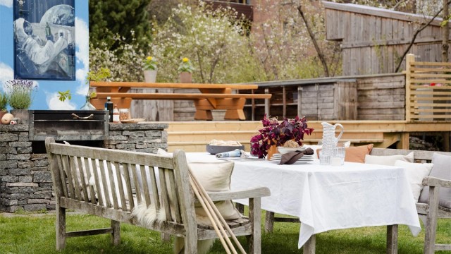 Borettslaget har en idyllisk, stor og lukket hage med utekjøkken, kino, grill, solsenger og masse sol!