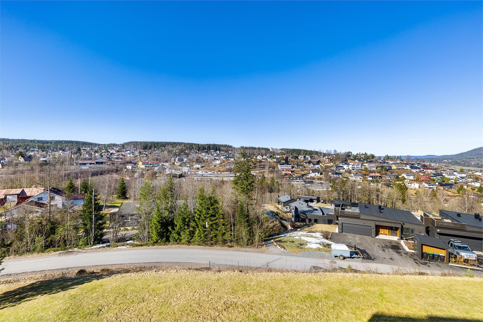 Utsikten fra hovedbalkongen. Fra denne kan en se helt opp mot Varingskollen