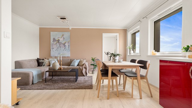 De store vindusflatene sørger for rikelig med naturlig lysinnslipp. Vinduene ble skiftet i 2025 i regi av borettslaget.