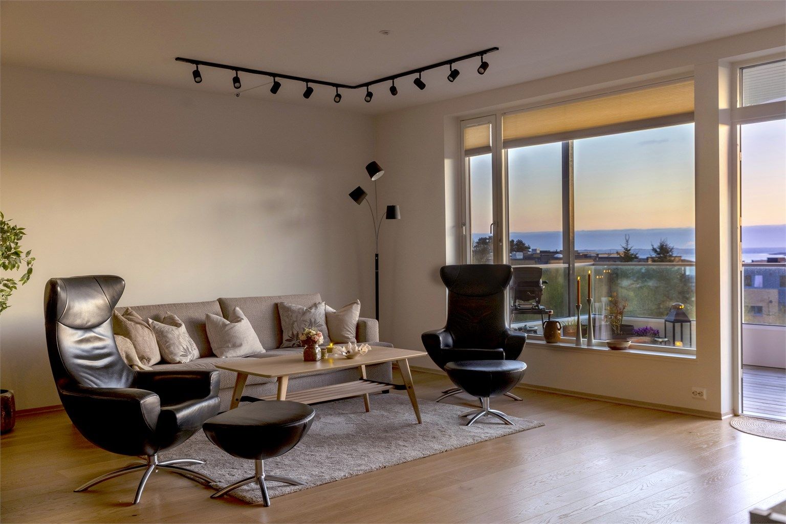 Kveldssolen skaper en varm og innbydende atmosfære i stuen.