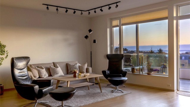 Kveldssolen skaper en varm og innbydende atmosfære i stuen.