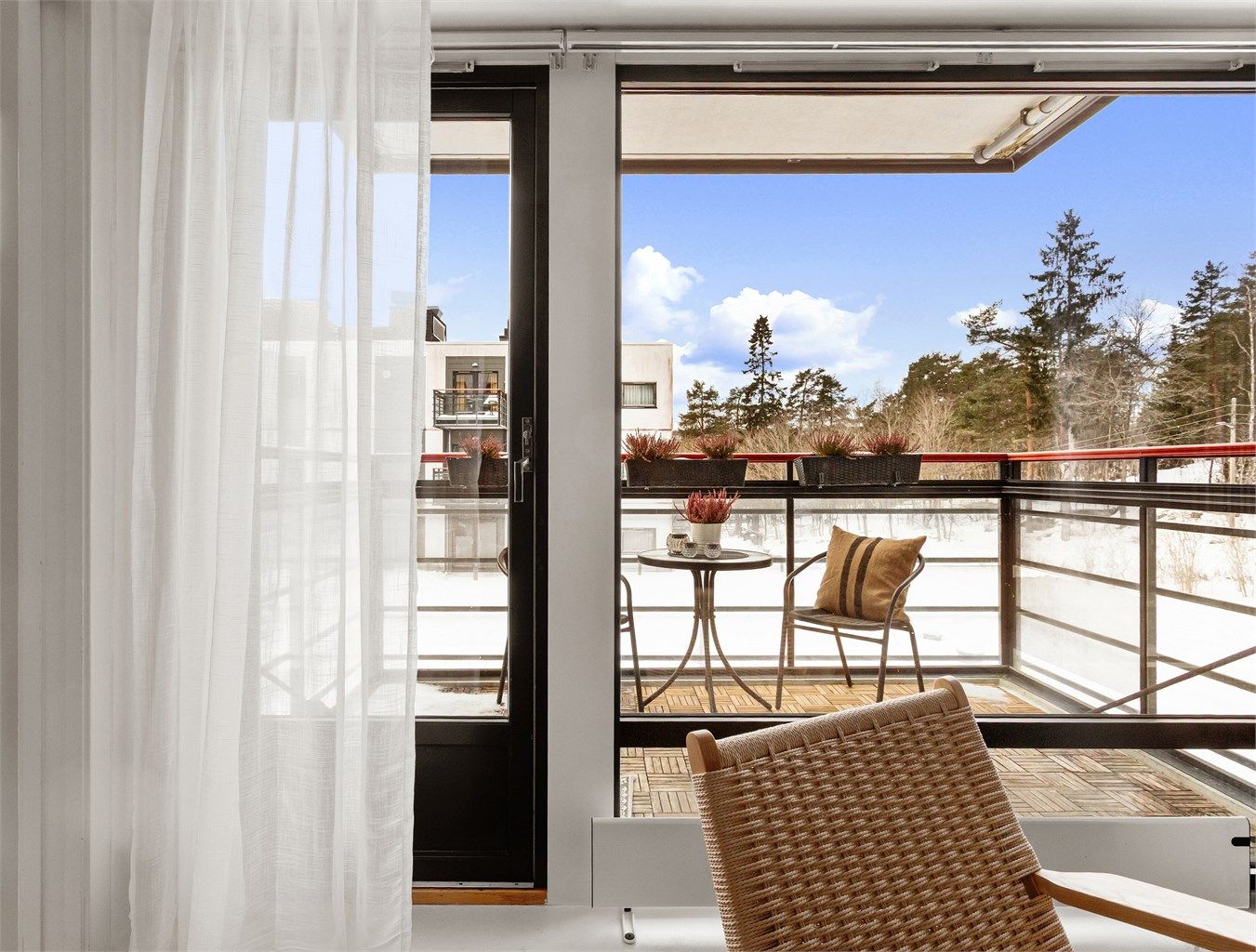 En lys og luftig 2-roms leilighet med store vindusflater og utgang til vestvendt balkong.