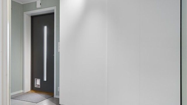 Entré med flislagt gulv med varme. Praktisk oppbevaringsplass i skyvedørsgarderobe.