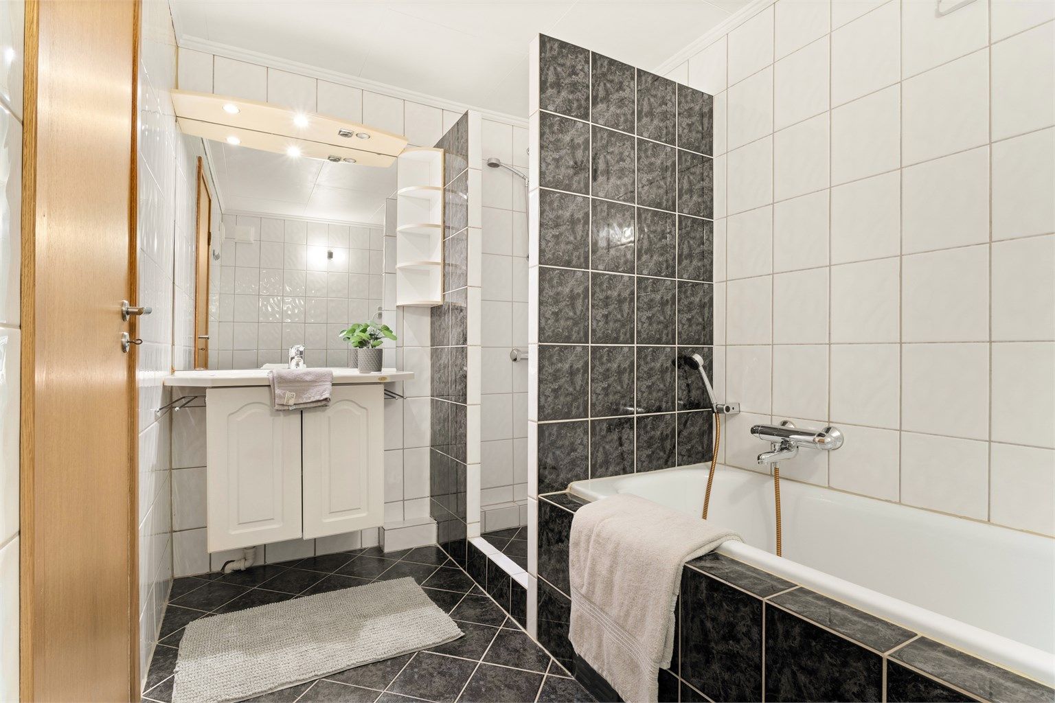 Helfliset bad i underetasjen med både dusj og badekar 