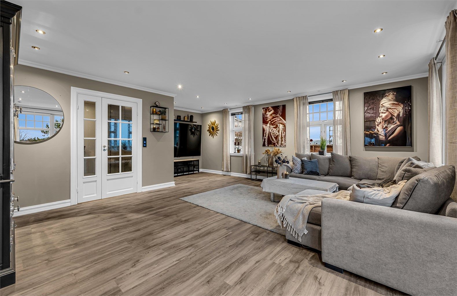 Dette er en innholdsrik enebolig over tre plan med store og sosiale oppholdsrom.