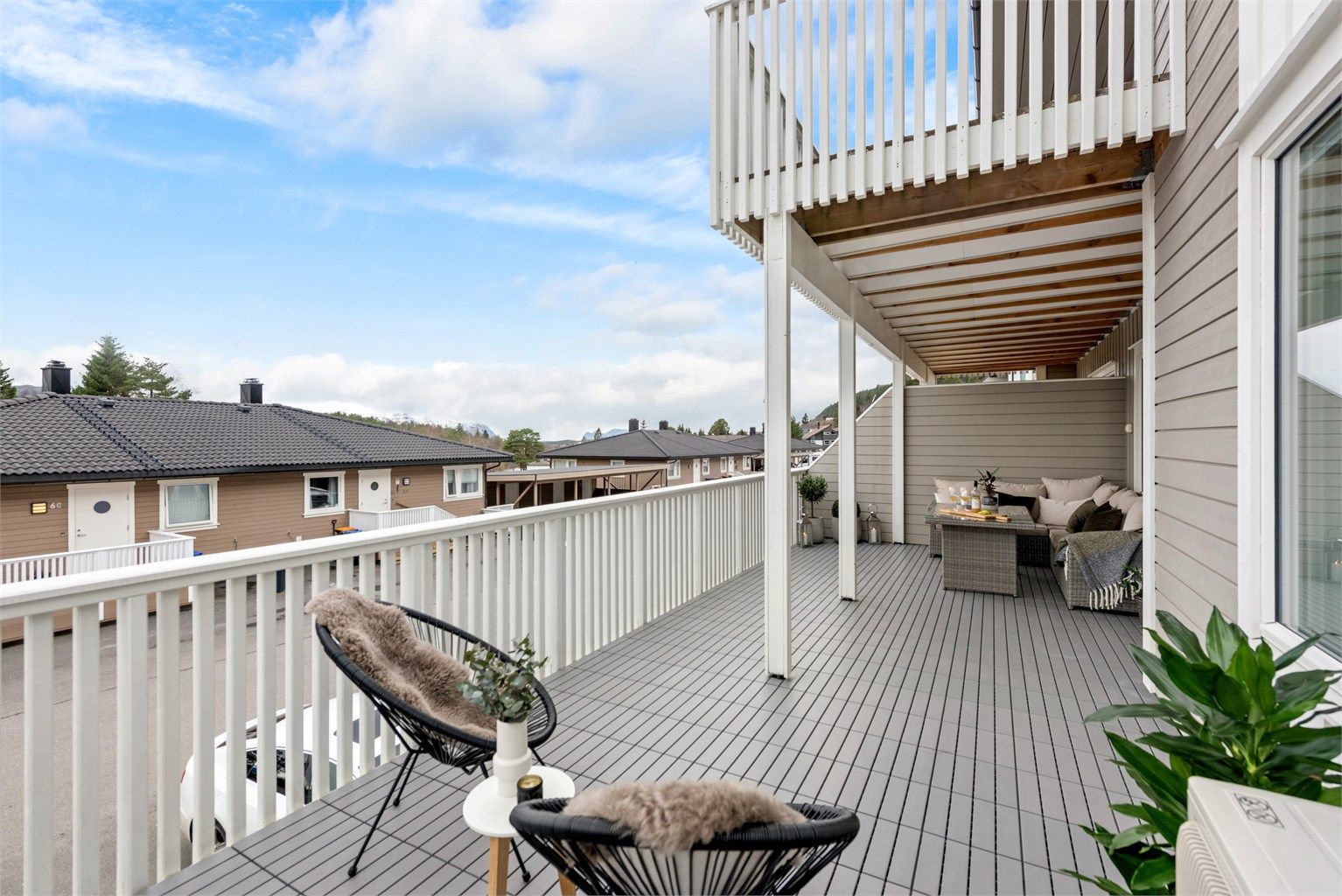 Stor og romslig balkong på 28 kvm som dels er overbygd