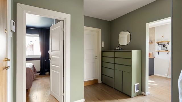 Velkommen inn! En romslig og innbydende entré med god plass til både yttertøy og oppbevaring.