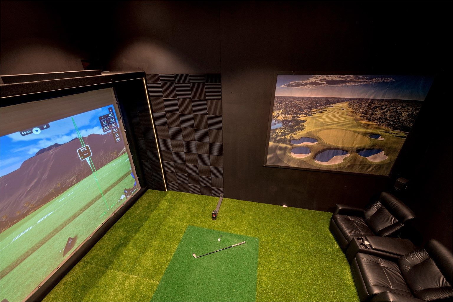 Eget rom tilpasset for golfsimulator med kunstgress og ekstra takhøyde.