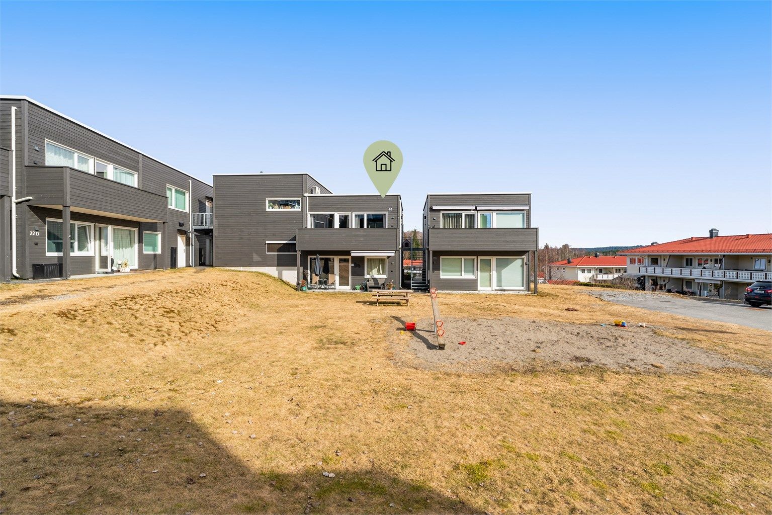 Leiligheten har en god intern beliggenhet på feltet med balkong ut mot grøntområde. 