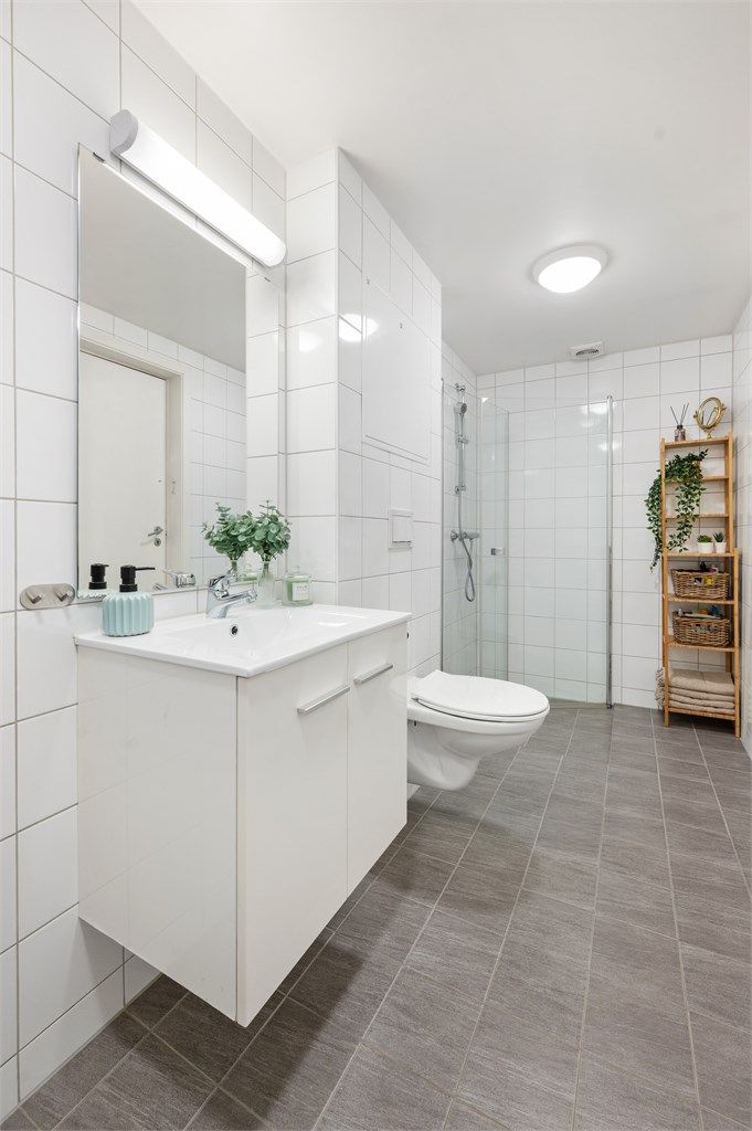 Badet ble oppgradert i 2016 og har flislagt gulv med elektrisk gulvvarme.