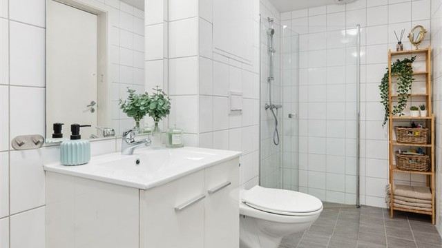 Badet ble oppgradert i 2016 og har flislagt gulv med elektrisk gulvvarme.