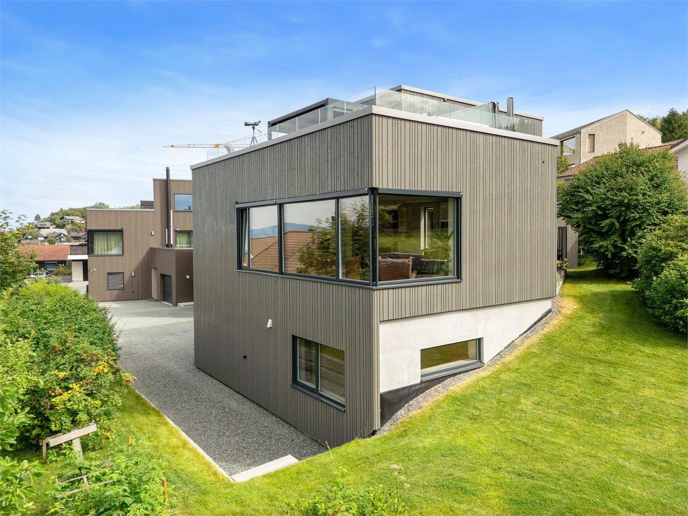 Tomta måler 388 kvm, og er opparbeidet med grusdekke, plen, beplantning, terrasse, diverse støttemurer og biloppstillingsplasser. 