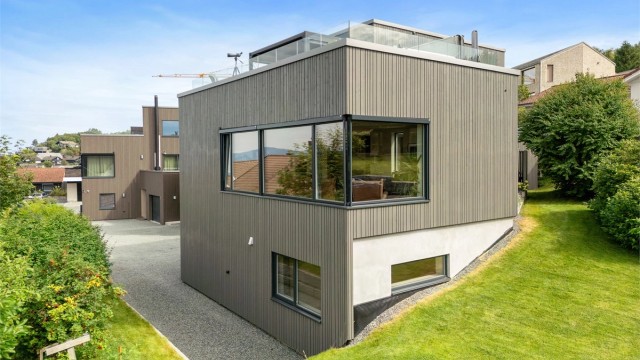 Tomta måler 388 kvm, og er opparbeidet med grusdekke, plen, beplantning, terrasse, diverse støttemurer og biloppstillingsplasser.