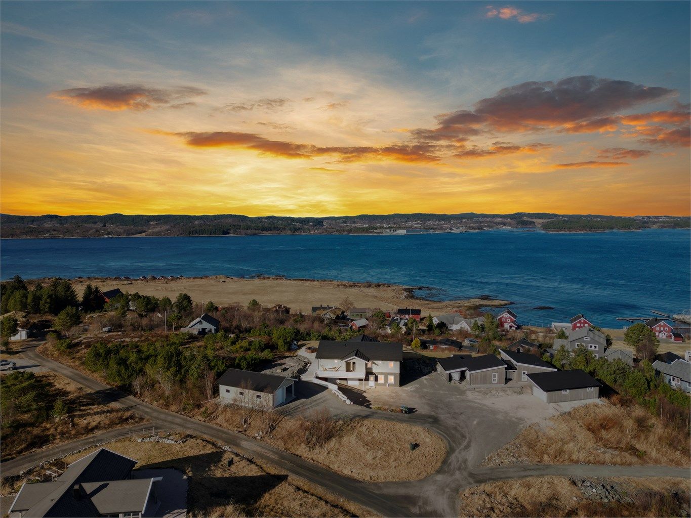 Hemnskjela er en øy som tilhører Hitra kommune og er tilgjengelig via en broforbindelse til fastlandet. Øya byr på variert og naturskjønn natur med fjell, åser og skoger som innbyr til fotturer og sykkelturer.