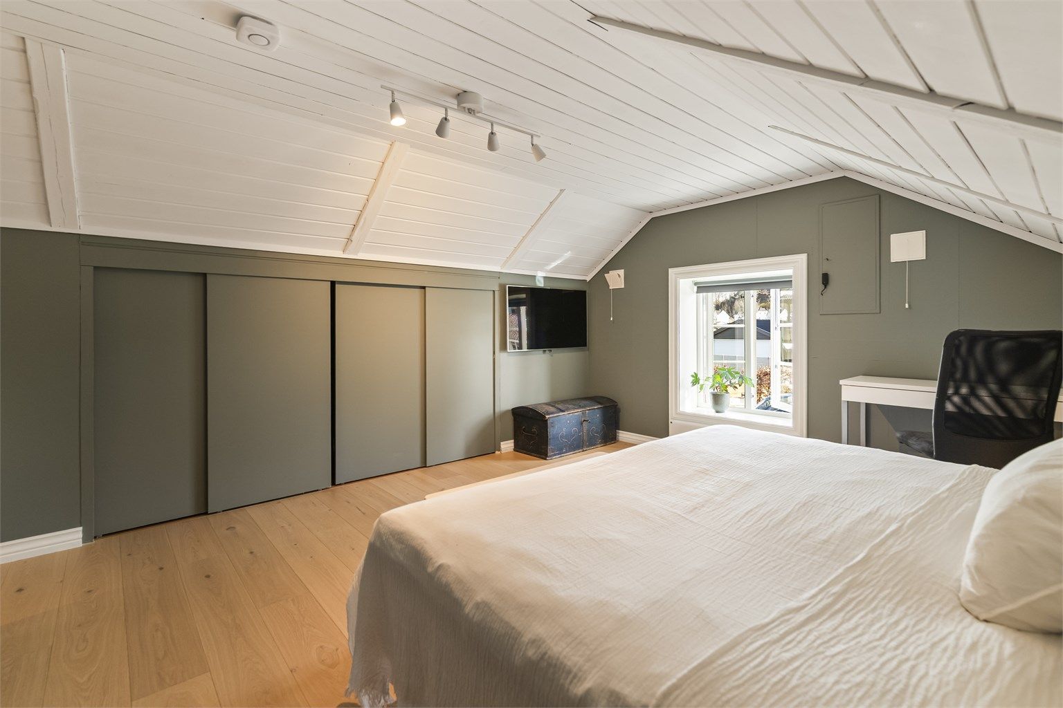 En stor skyvedørsgarderobe gir rikelig med oppbevaringsplass.