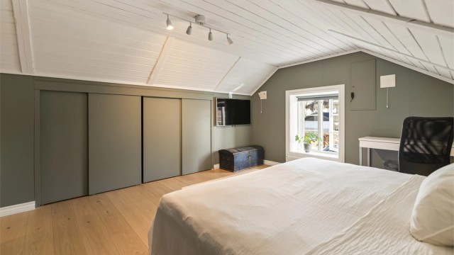 En stor skyvedørsgarderobe gir rikelig med oppbevaringsplass.