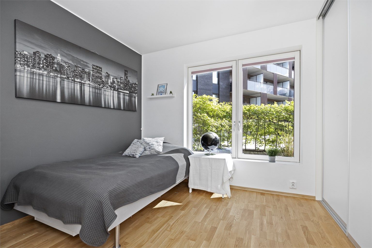 Soverom III - av god størrelse som byr på plass til dobbeltseng, rikelig med oppbevaringsplass i walk-in closet / bod og garderobeskap. Adkomst til eget badeværelse