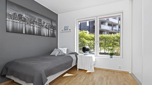 Soverom III - av god størrelse som byr på plass til dobbeltseng, rikelig med oppbevaringsplass i walk-in closet / bod og garderobeskap. Adkomst til eget badeværelse