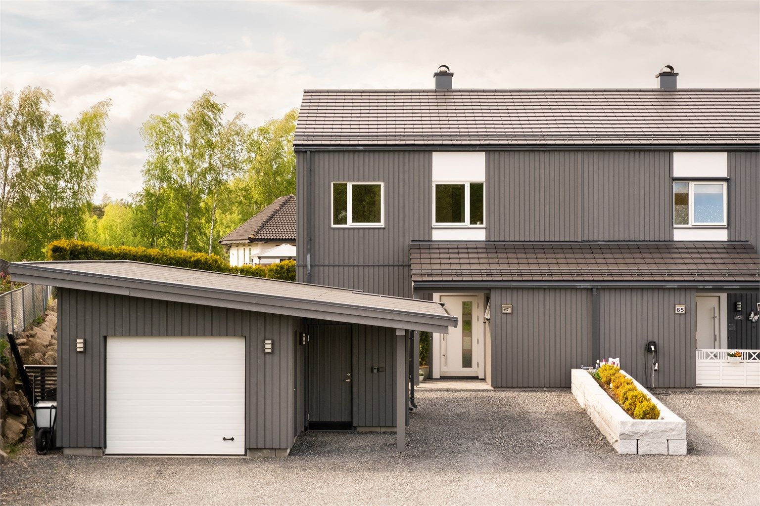 Med fire soverom, to bad og to stuer kombinert med kvaliteter som garasje og en romslig, avlukket hage er denne boligen meget praktisk for en småbarnsfamilie. Fotograf; Kristoffer Kristiansen.