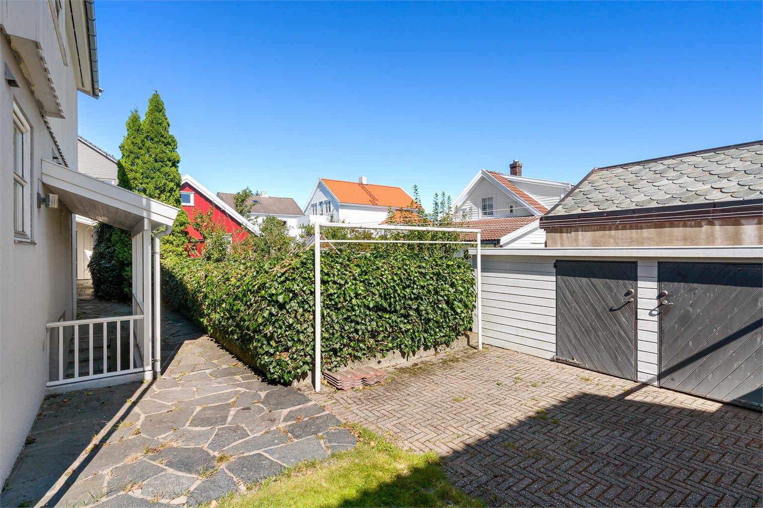 På baksiden av boligen er det bod samt inngang til u.etg. 