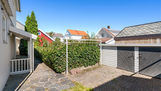 På baksiden av boligen er det bod samt inngang til u.etg.
