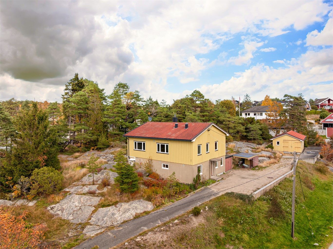 Eiendommen består av to bruksnumre på til sammen 3.083 kvm. og omfattes av reguleringsplan "Slevik III" med formål bolig med mer.
