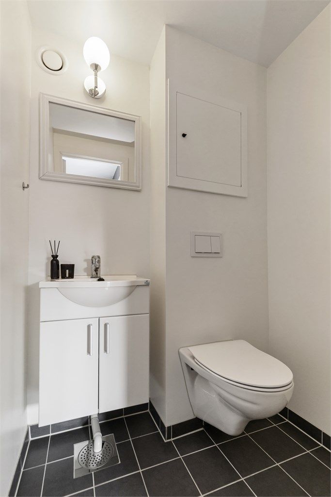 Leiligheten har et separat gjestetoalett, praktisk plassert ved entréen.