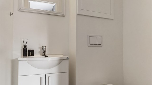 Leiligheten har et separat gjestetoalett, praktisk plassert ved entréen.