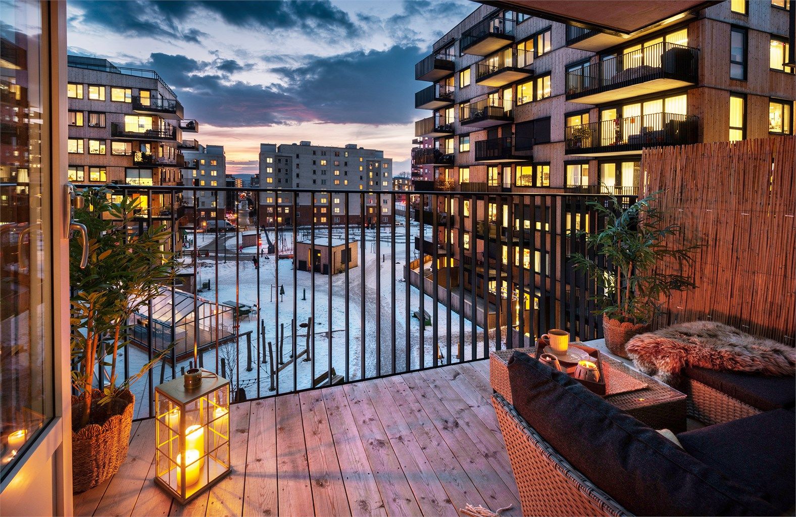 Utgang fra stue til sydvestvendt balkong på ca. 7 kvm med gode solforhold.