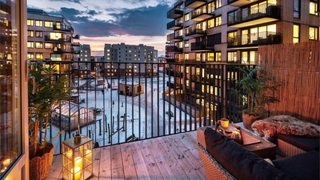 Utgang fra stue til sydvestvendt balkong på ca. 7 kvm med gode solforhold.
