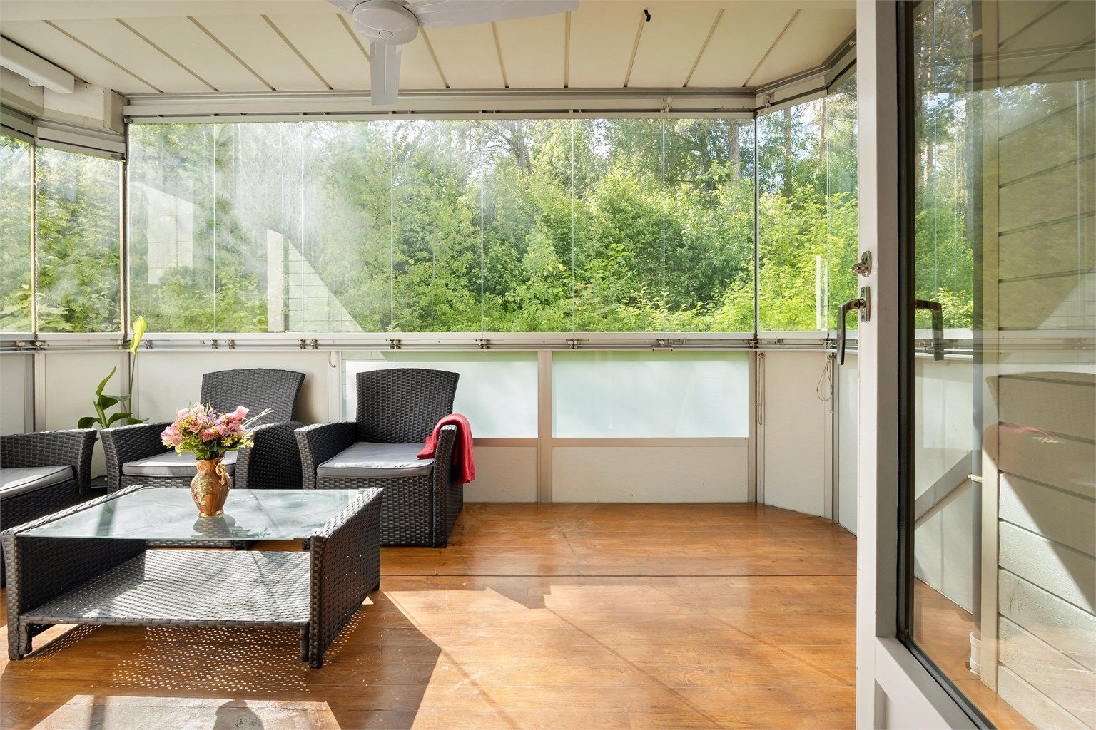 Den romslige, innglassede balkongen fungerer som et ekstra oppholdsrom store deler av året.