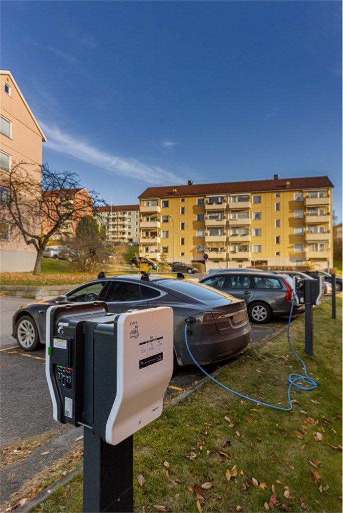 Borettslaget har ca. 150 biloppstillingsplasser, 40 av de til elbil, som leies ut til beboere som disponerer bil