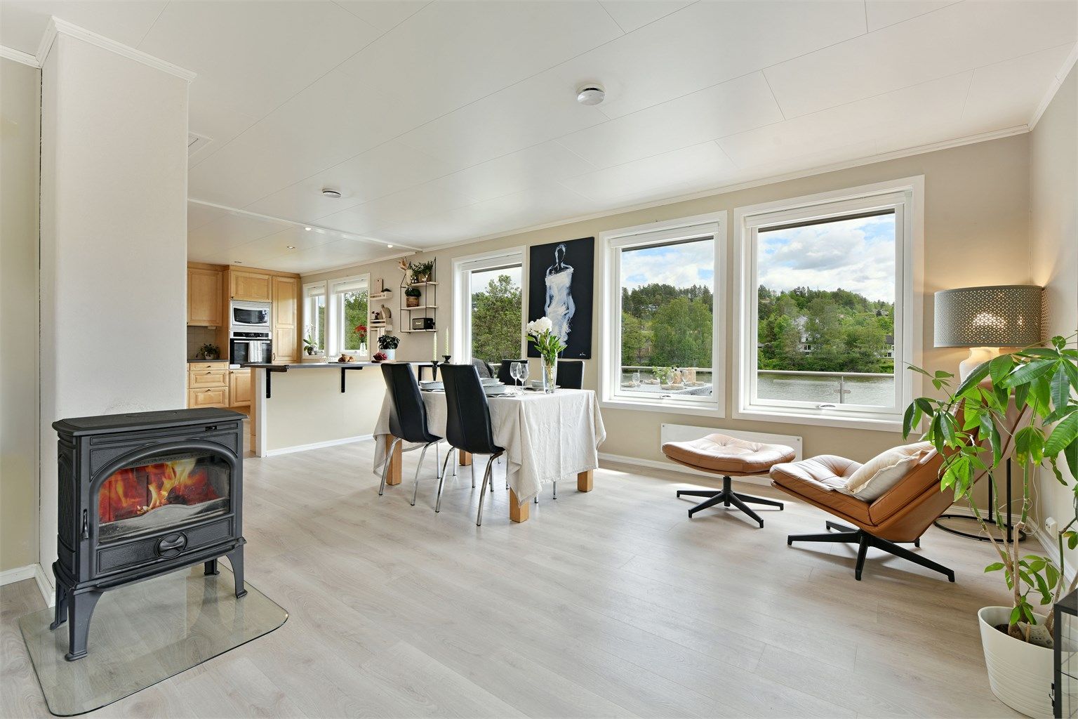 Stue - lys stue med flere vinduer - flott utsyn mot Kolbotnvannet - lite/ingen innsyn